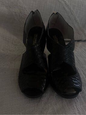 Michael Kors Black Textured Crossover Peep-Toe Heels size 8